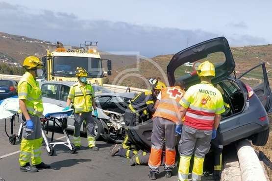  Fuerte colisión frontal entre dos vehículos en la carretera de Telde a Valsequillo/TA.